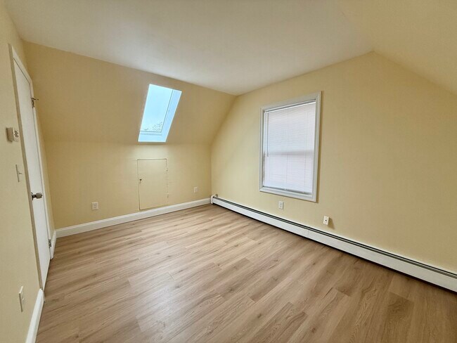 Building Photo - 343 Kelly Ave