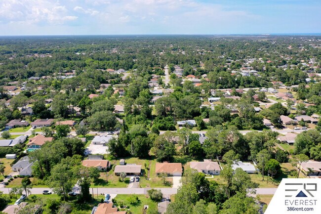 Building Photo - 15 Firtree Ln