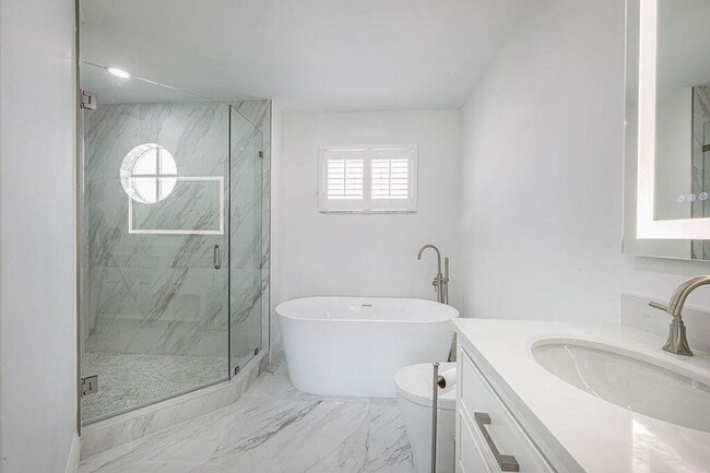 Building Photo - 18157 SE Fairview Cir