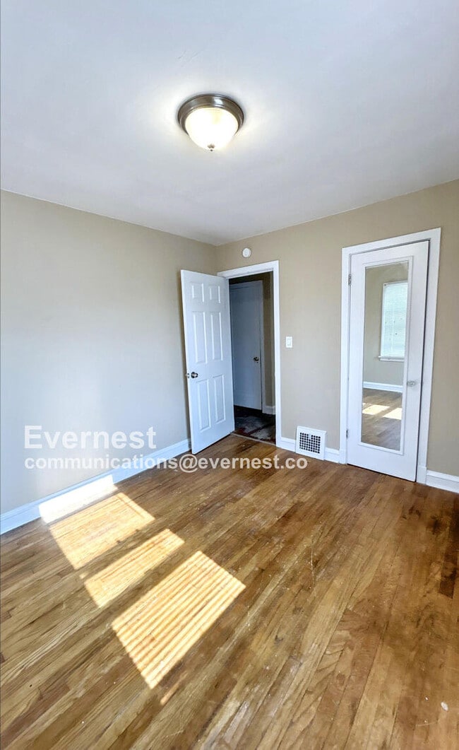 Building Photo - 3 Bed, 1 Bath Home with Great Space / Avai...