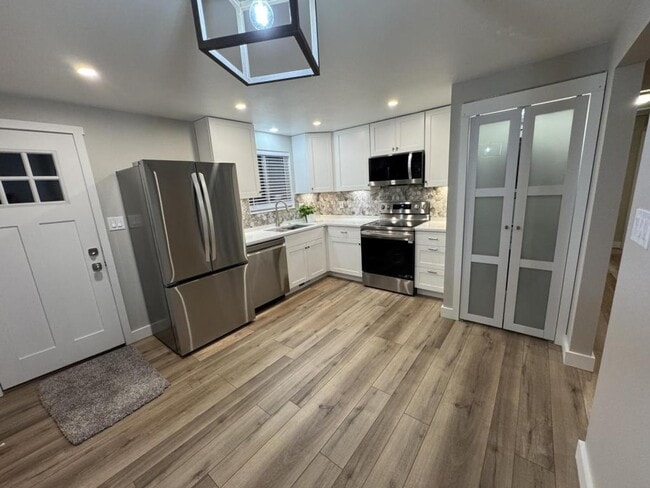 Building Photo - 1154 E 5th St