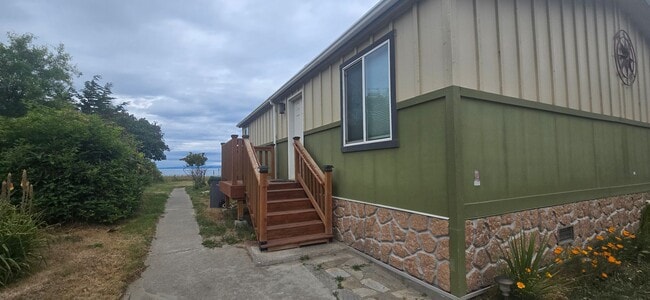 Building Photo - 200 Cypress Cir
