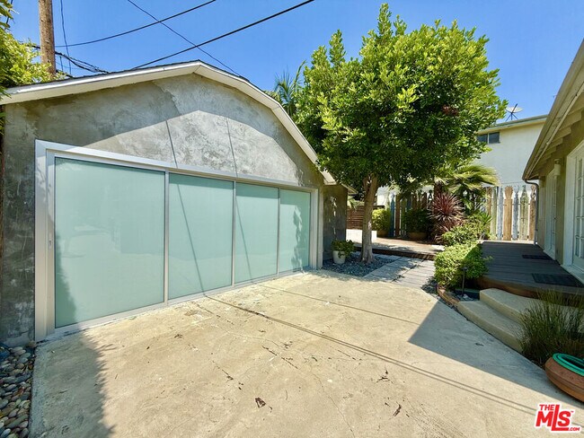 Building Photo - 1153 N Poinsettia Pl