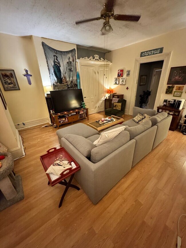 Building Photo - Spacious 3 bed 1 bath Near VCU, own laundry, deck, parking, porch