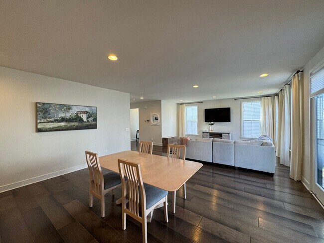 Building Photo - Stylish And Spacious 4 Bed 3.5 Bath Home I...
