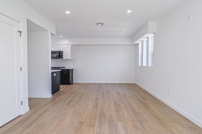 Building Photo - 4 Bed | 4.5 Bath | 2024 Construction | Tow...