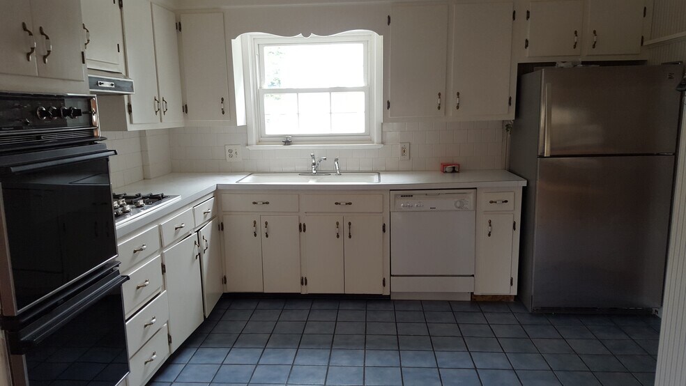 Building Photo - 2381 Cranston St