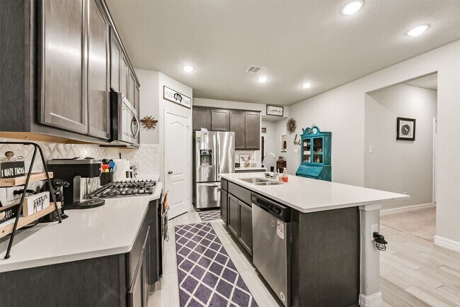 Building Photo - 123 Buttonwood Ct