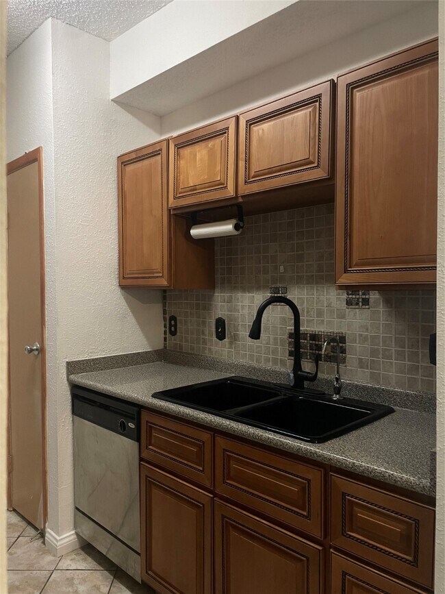Building Photo - 10051 Westpark Dr