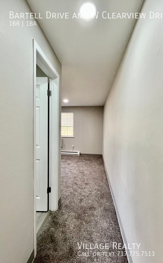 Building Photo - 51 W Clearview Dr