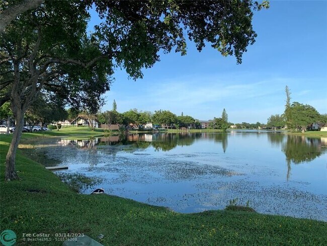 Building Photo - 3660 Inverrary Dr