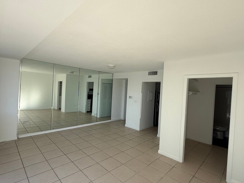 Building Photo - 7545 E Treasure Dr