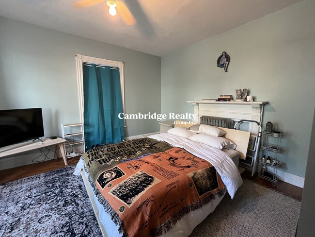 Building Photo - 32 Rossmore St