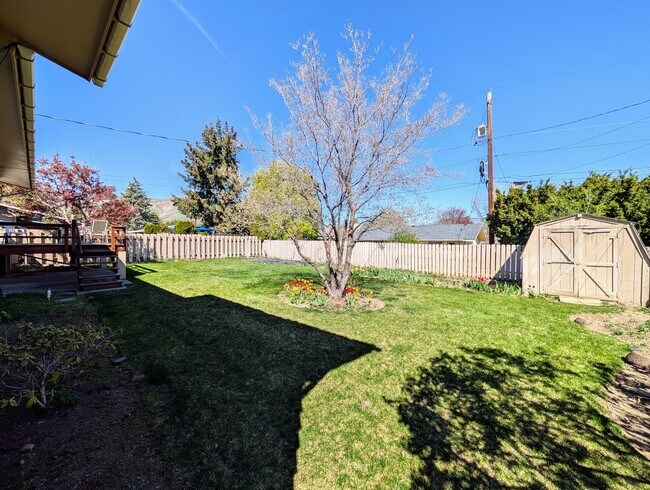 Building Photo - Over Sized 3-Bed, 2.5-Bath SFH w/ 2-Car Garage, & Fenced Backyard!