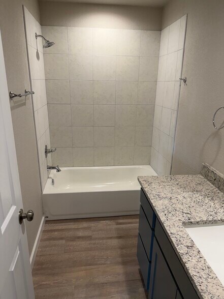 tub/shower - 1014 N Plum St