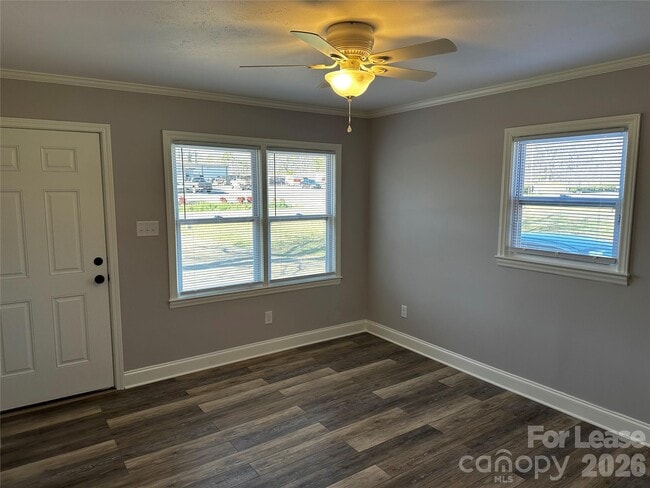 Building Photo - 2121 Charlotte Hwy