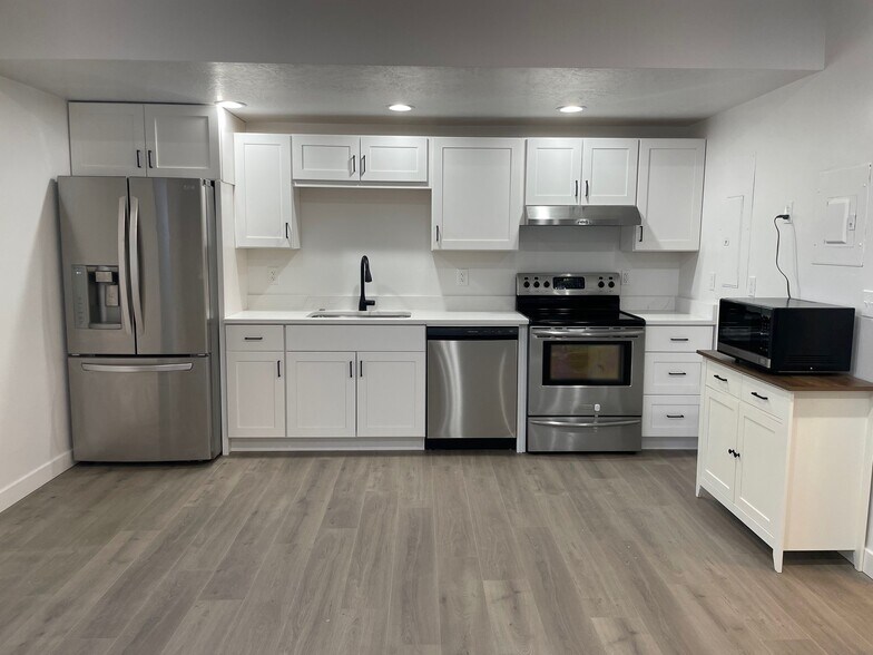 Full kitchen - 8557 N Tiffany Ln