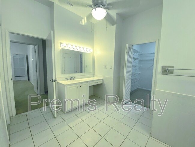 Building Photo - 642 Weathersfield Dr
