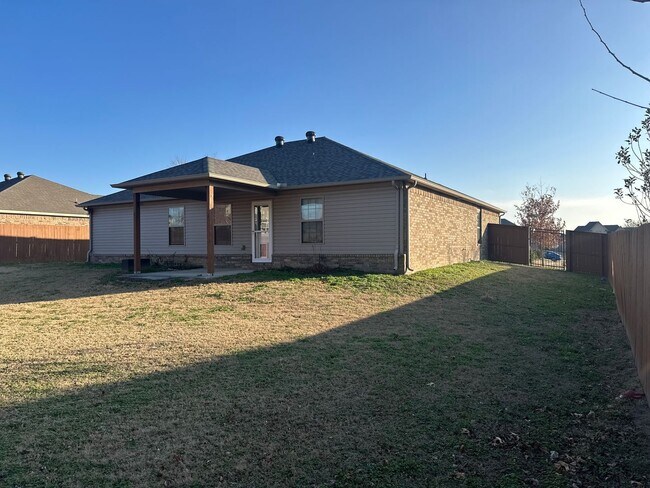 Building Photo - Available Now! Beautiful 4-Bedroom, 2-Bathroom Springdale Home w/ Fenced-In Yard and Covered Patio