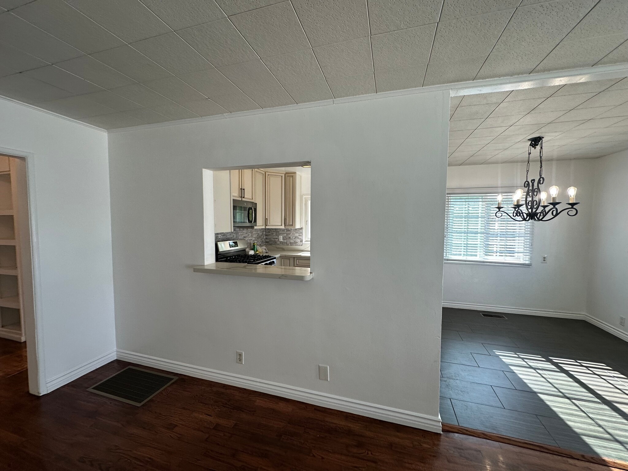 Living room - 951 McCarthy Ct