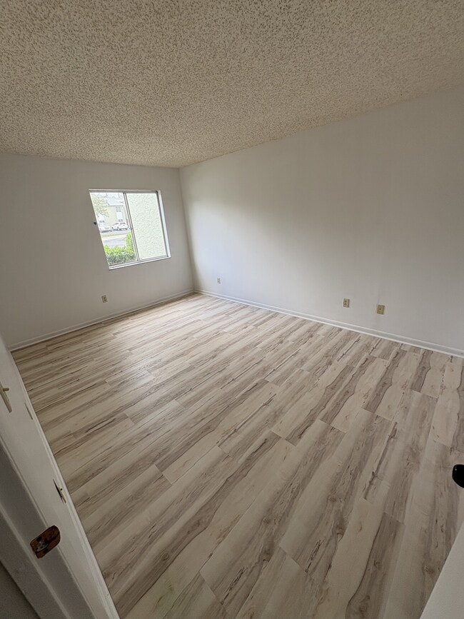 Building Photo - 593 Fairways Cir