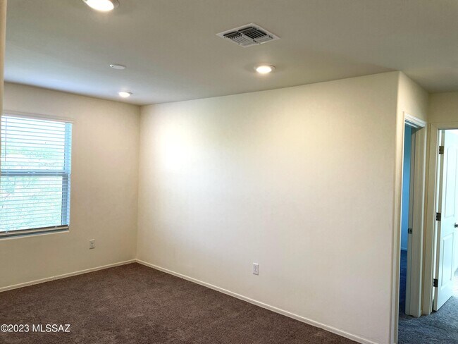 Building Photo - 1127 E Cairn St