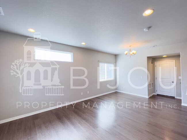 Building Photo - Beautiful Townhome across from Cumbre Vist...