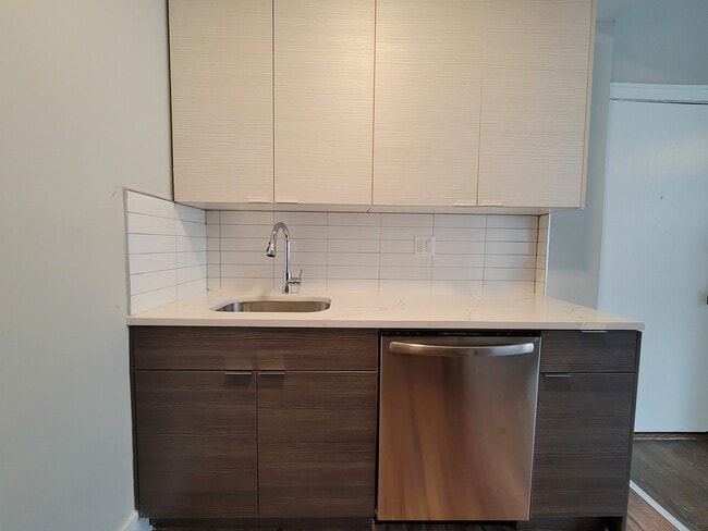 Building Photo - 641 W Roscoe St