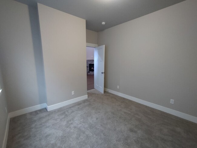 Building Photo - Spacious 3 bedroom 2.5 bath w/ an office a...