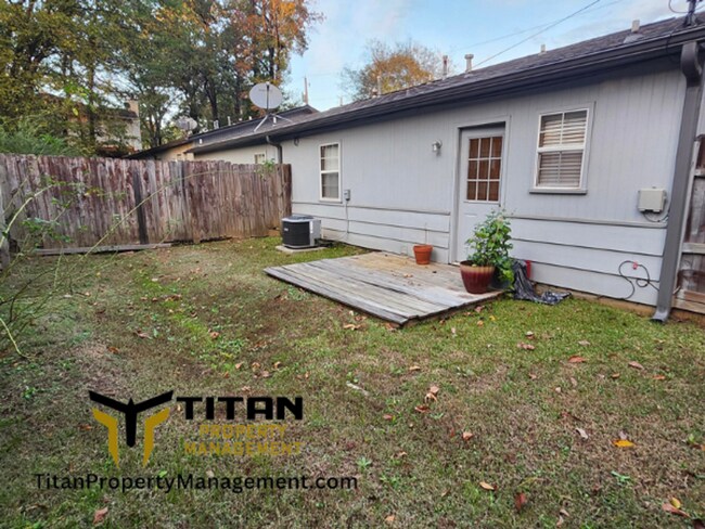 Building Photo - 2bed/2bath End-Unit Apartment with Fenced Yard