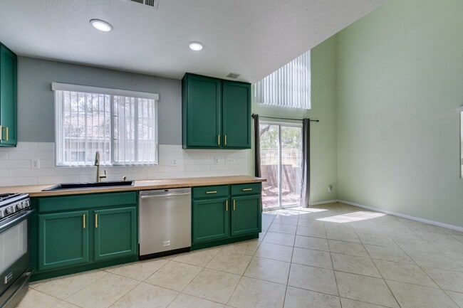 Building Photo - GORGEOUS OPEN FLOORPLAN*GATED COMMUNITY*CO...