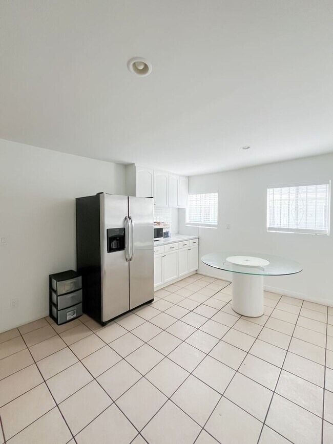 Building Photo - 807 Wilton Pl