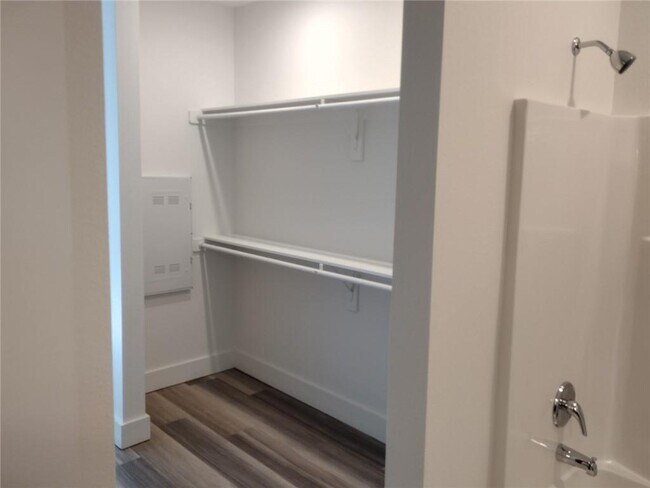 Building Photo - 944 N Willis Ave