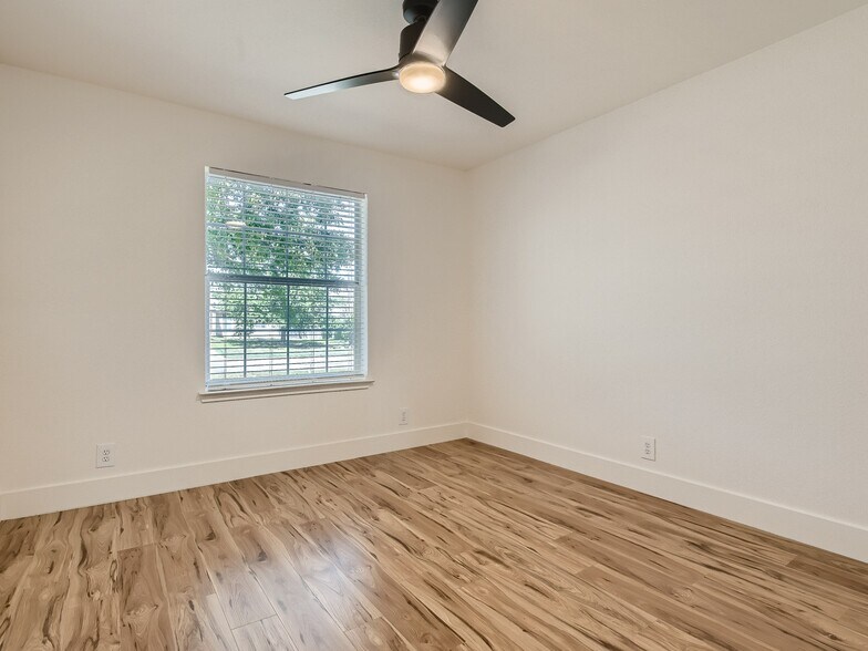 Building Photo - 116 Meadowside Dr