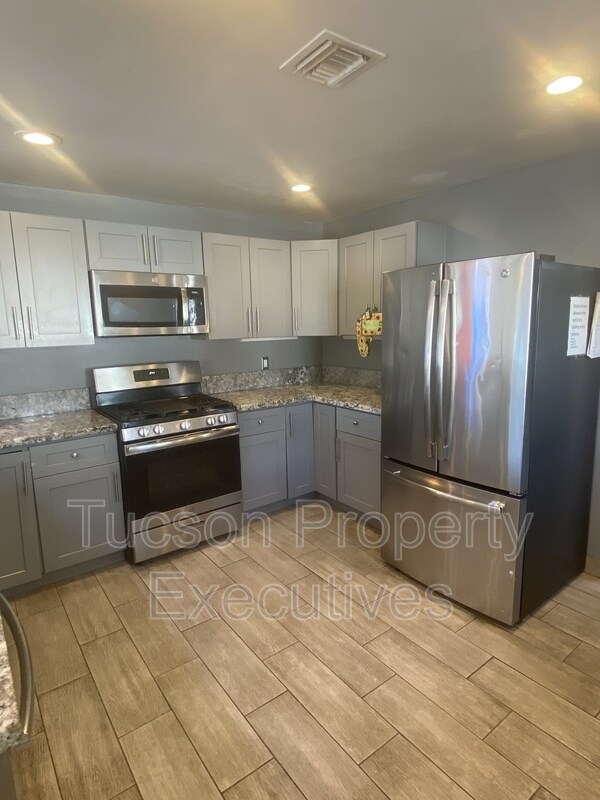 Building Photo - 1421 E Drachman St