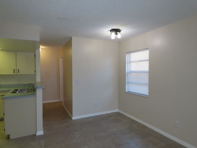 Building Photo - Clermont 2/2 Duplex with Lakeview