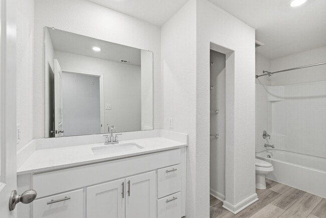 Building Photo - 402 Marsh Ln