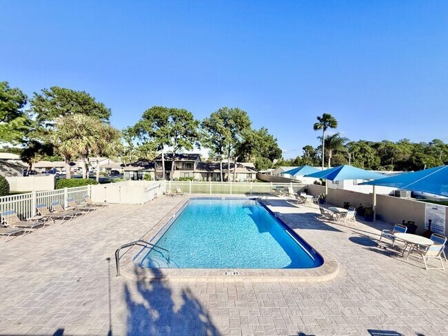 Building Photo - 2131 Ridge Rd S