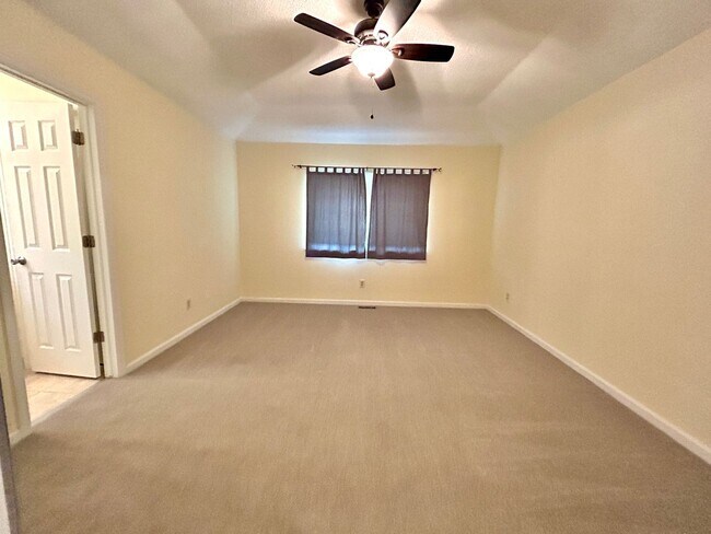 Building Photo - Looking for a Quality tenant who Appreciates a Gourmet Kitchen