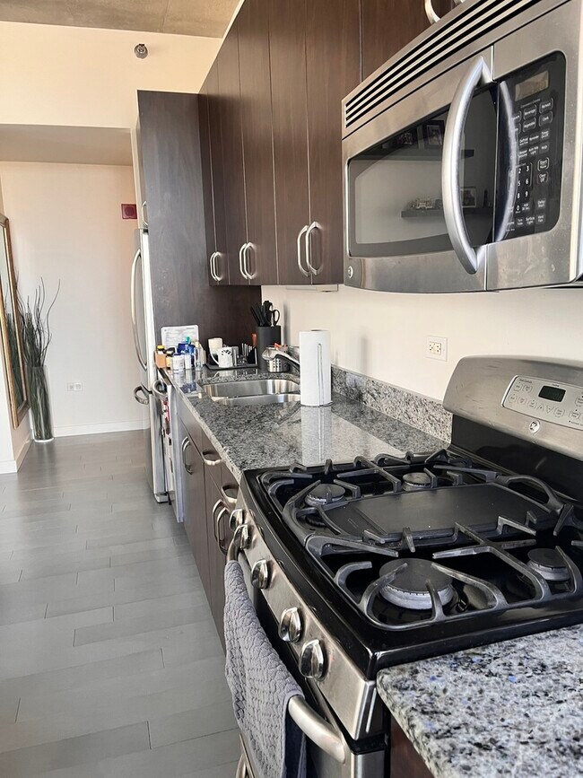 Building Photo - 235 W Van Buren St