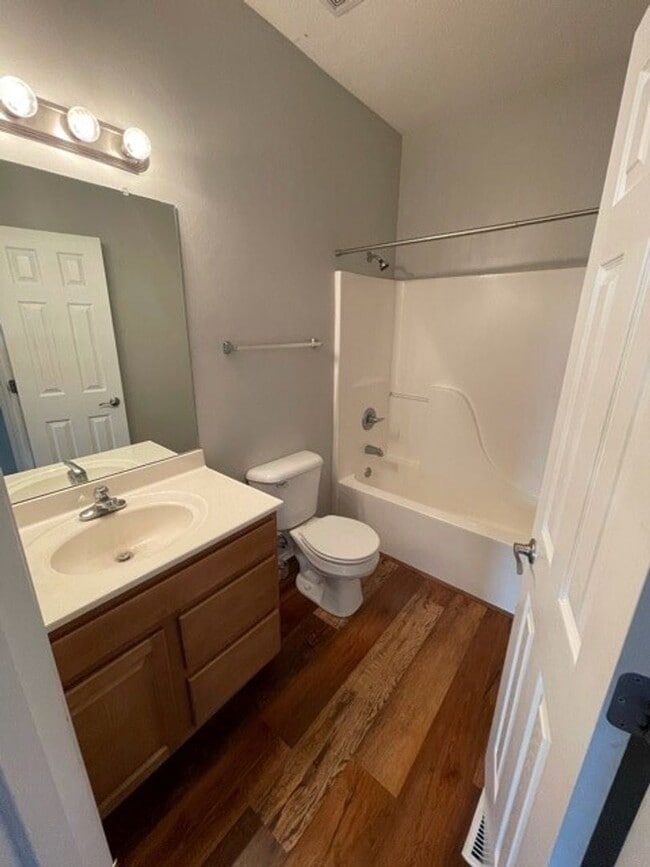Building Photo - Beautifully Updated Papillion Townhome Nea...