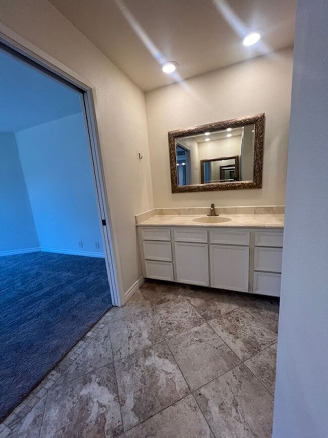 Building Photo - 3 Bedroom 2 Bath Condo in Beautiful La mes...