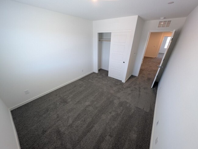 Building Photo - 484 Golden Myna Ave