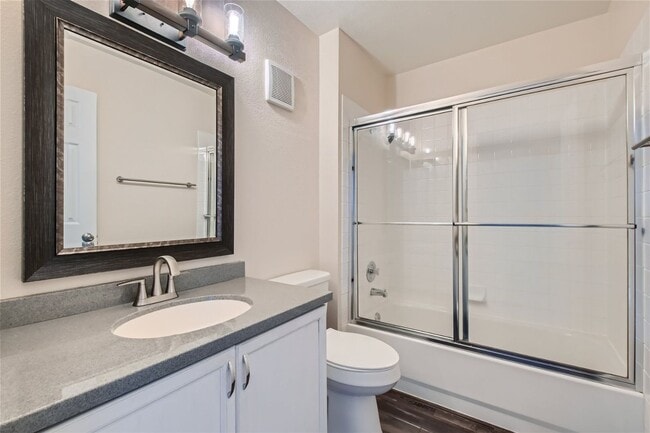 Building Photo - Gorgeous 2 Story Townhome Near Summerlin in Gated Community - (Ready April 1,2026)