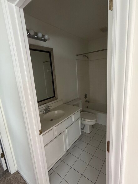 Guest Bath - 7230 Meeting St
