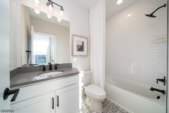 Building Photo - 8 Jessica Ln