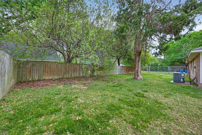 Building Photo - 11655 Lakeview Manor Dr