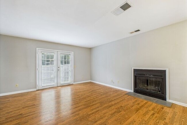 Building Photo - UNCG Area – Chancellors Court Townhomes. Walk to Campus and just minutes to Downtown!