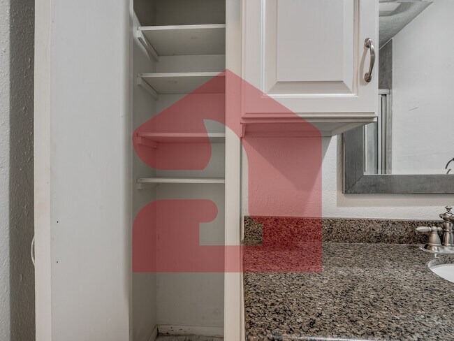 Building Photo - 224 W 5th St