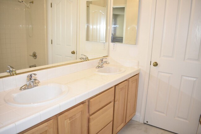 Building Photo - 630 Rogers Cir